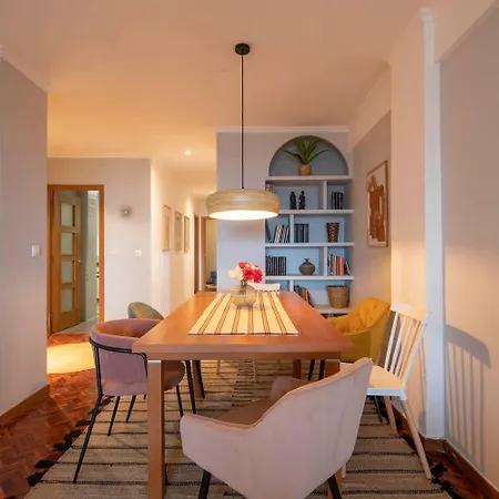 Elegantes Colores En El Puerto By Vigo